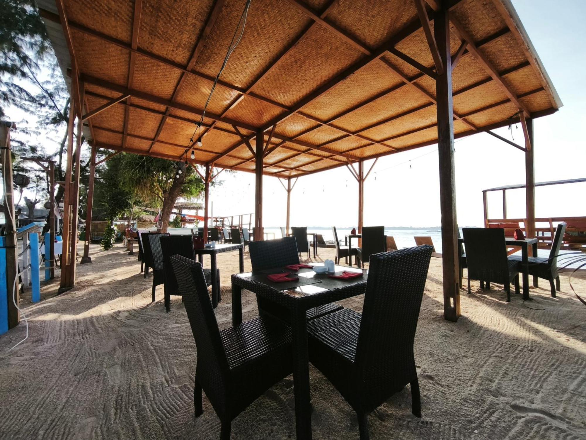Matahari Bungalow 3 Гили Еър Екстериор снимка